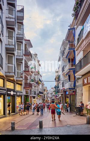 Sitges, Barcellona - 01 settembre 2024: I visitatori apprezzano l'atmosfera rilassata mentre esplorano i negozi e la tipica architettura catalana sotto un cielo blu Foto Stock