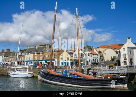 Aringhe alla deriva il mietitore ormeggiato ad Anstruther, East Neuk di Fife, Scozia. Foto Stock