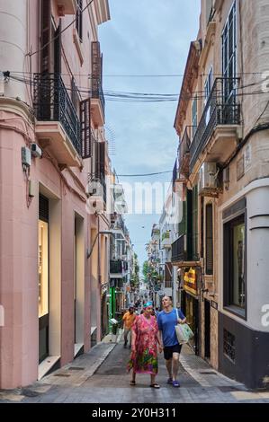 Sitges, Barcellona - 01 settembre 2024: I visitatori si godranno una tranquilla passeggiata attraverso le pittoresche strade di Sitges sotto un cielo limpido. Foto Stock