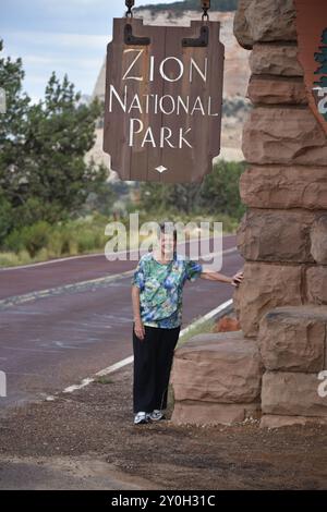 Springdale, Utah. STATI UNITI 8/13/2024. Il Virgin River del Parco Nazionale di Zion ha intagliato la maestosità lungo 15 km, il Canyon di Zion, con scogliere di colore rossastro e marrone. Abbondanza Foto Stock