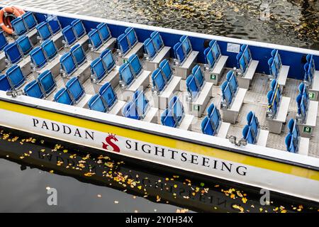 Gothenburg, Svezia - 06 novembre 2022: Barca turistica Paddan in un canale Foto Stock