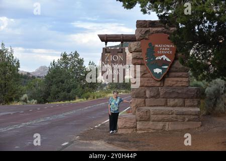 Springdale, Utah. STATI UNITI 8/13/2024. Il Virgin River del Parco Nazionale di Zion ha intagliato la maestosità lungo 15 km, il Canyon di Zion, con scogliere di colore rossastro e marrone. Abbondanza Foto Stock