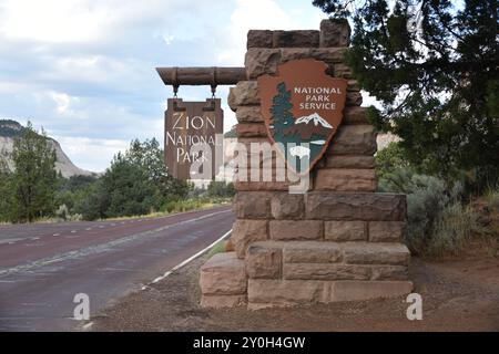 Springdale, Utah. STATI UNITI 8/13/2024. Il Virgin River del Parco Nazionale di Zion ha intagliato la maestosità lungo 15 km, il Canyon di Zion, con scogliere di colore rossastro e marrone. Abbondanza Foto Stock