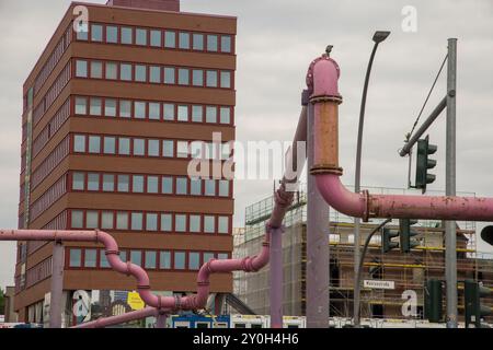 Tubo del gas/tubo del gas curvato sopra il suolo a Berlino, Germania Foto Stock