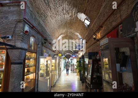 IZMIR, TURKIYE - 4 LUGLIO 2023: Persone che fanno shopping nel vecchio bazar di Kizlaragasi, dove è stato costruito nel 1744 e uno dei bazar tradizionali più popolari di Iz Foto Stock