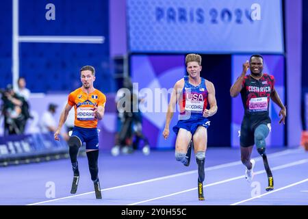 PARIGI - Olivier Hendriks (L) in azione durante la finale dei 100 metri T64 ai Giochi Paralimpici. ANP MARCEL VAN HOORN Foto Stock