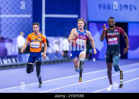 PARIGI - Olivier Hendriks (L) in azione durante la finale dei 100 metri T64 ai Giochi Paralimpici. ANP MARCEL VAN HOORN Foto Stock