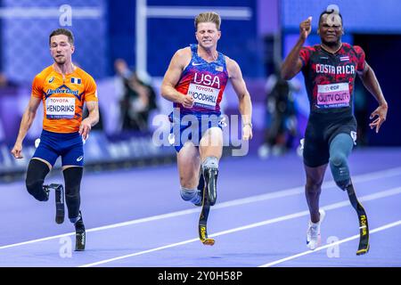 PARIGI - Olivier Hendriks (L) in azione durante la finale dei 100 metri T64 ai Giochi Paralimpici. ANP MARCEL VAN HOORN Foto Stock