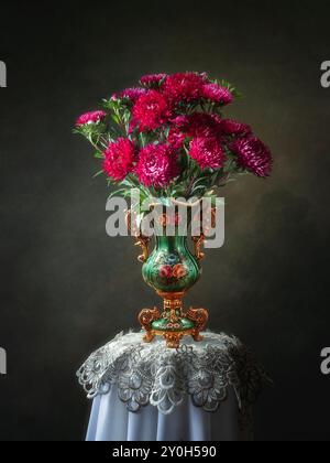 Natura morta con bouquet di fiori di aster in vaso Foto Stock