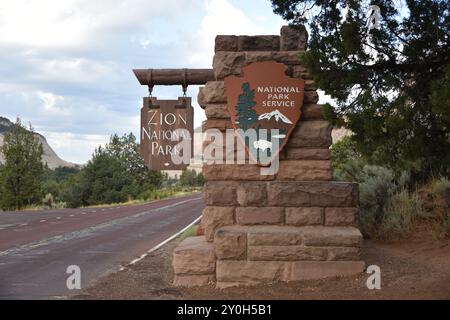 Springdale, Utah. STATI UNITI 8/13/2024. Il Virgin River del Parco Nazionale di Zion ha intagliato la maestosità lungo 15 km, il Canyon di Zion, con scogliere di colore rossastro e marrone. Abbondanza Foto Stock