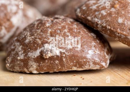 Pan di zenzero al cioccolato fresco sul tavolo da cucina, dolci con primo piano al sapore di cioccolato Foto Stock