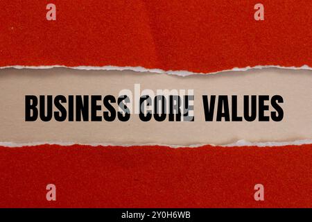 Messaggio Business Core Values scritto su carta strappata rossa con sfondo beige. Simbolo dei valori fondamentali aziendali concettuali. Copia spazio. Foto Stock