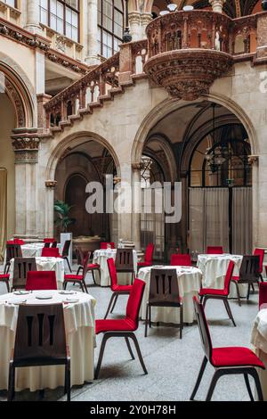 Vienna, Austria - 6 agosto 2024: Il cortile del famoso Café Central di Vienna Foto Stock