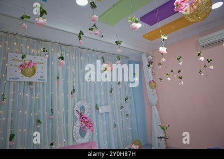 Azerbaigian, Baku . 07.03.2024 . 8 marzo arredamento in giardino . Divano. I fiori sono appesi al sipario e al cielo Foto Stock