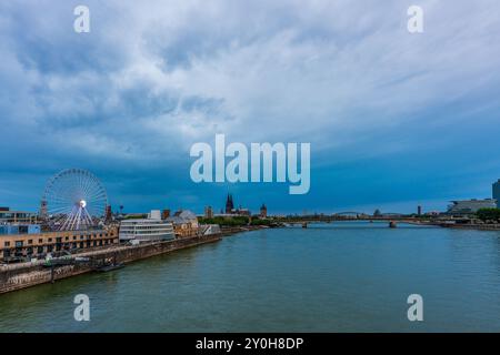 Vista panoramica della cattedrale di Colonia dal ponte di Severin, Germania. Foto Stock