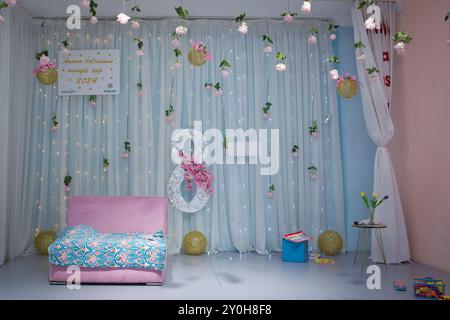 Azerbaigian, Baku . 07.03.2024 . 8 marzo arredamento in giardino . Divano. I fiori sono appesi al sipario e al cielo Foto Stock