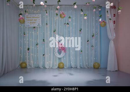 Azerbaigian, Baku . 07.03.2024 . 8 marzo arredamento in giardino . Divano. I fiori sono appesi al sipario e al cielo Foto Stock