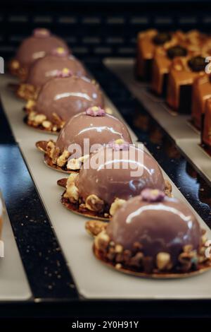 Vienna, Austria - 6 agosto 2024: Primo piano di dessert presso il famoso Café Central di Vienna Foto Stock