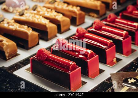 Vienna, Austria - 6 agosto 2024: Primo piano di dessert presso il famoso Café Central di Vienna Foto Stock