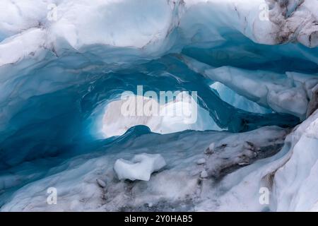 Grotta di ghiaccio blu nel ghiacciaio Skaftafell, parte del Parco Nazionale Vatnajokull, Islanda. Foto Stock