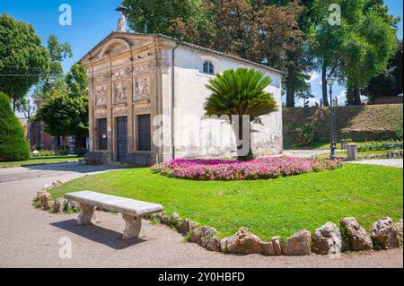 Vista panoramica dell'Oratorio della Madonnina vicino alle mura della città vecchia di Lucca in Toscana, Italia Foto Stock