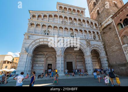 Ampio angolo di vista sulla cattedrale medievale, sul Duomo di San Martino, nel centro storico di Lucca in Toscana, Italia. Foto Stock