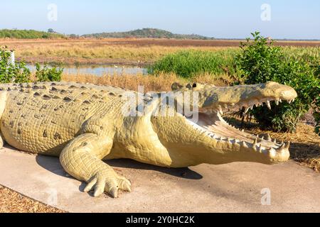 Statua di coccodrillo alla spettacolare crociera Jumping Crocodile, Beatrice Hill, Arnhem Highway, Middle Point, Northern Territory, Australia Foto Stock