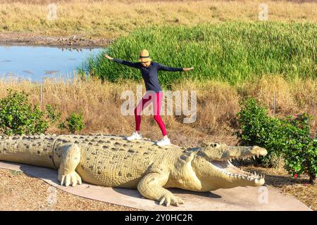 Statua di coccodrillo alla spettacolare crociera Jumping Crocodile, Beatrice Hill, Arnhem Highway, Middle Point, Northern Territory, Australia Foto Stock