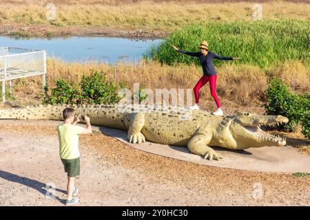 Statua di coccodrillo alla spettacolare crociera Jumping Crocodile, Beatrice Hill, Arnhem Highway, Middle Point, Northern Territory, Australia Foto Stock