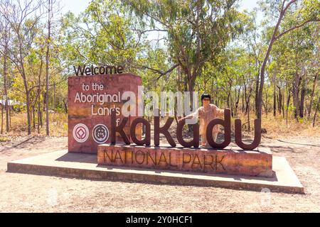 Cartello d'ingresso, parco nazionale di Kakadu, autostrada Kakadu, Jabiru, territorio settentrionale, Australia Foto Stock