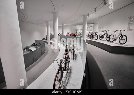 Monaco di Baviera, Germania - 17 aprile 2024: Interno di una sala espositiva nella Pinakothek der moderne, museo d'arte moderna Foto Stock