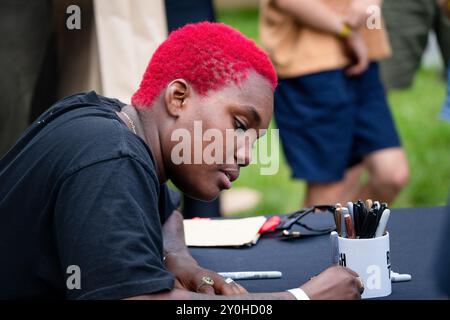 PARCHI ARLO, FAN DELLE RIUNIONI, 2024: La cantante pop Arlo Parks incontra i fan alla Rough Trade Tent. Secondo giorno del Green Man Festival 2024 al Glanusk Park, Brecon, Galles. Foto: Rob Watkins. INFORMAZIONI: Arlo Parks è una cantautrice e poetessa britannica celebrata per la sua voce soul e i testi profondamente introspettivi. La sua musica mescola indie pop, R&B e parole parlate, esplorando temi di salute mentale, identità e amore con sensibilità e profondità emotiva. Foto Stock