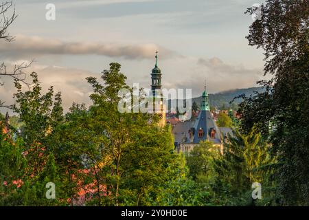 Colore estate calda mattina nelle strade in pendenza a Liberec CZ 08 31 2024 Foto Stock