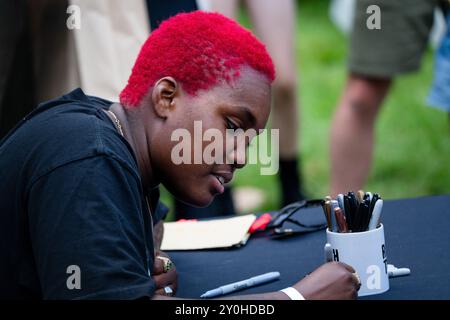 PARCHI ARLO, FAN DELLE RIUNIONI, 2024: La cantante pop Arlo Parks incontra i fan alla Rough Trade Tent. Secondo giorno del Green Man Festival 2024 al Glanusk Park, Brecon, Galles. Foto: Rob Watkins. INFORMAZIONI: Arlo Parks è una cantautrice e poetessa britannica celebrata per la sua voce soul e i testi profondamente introspettivi. La sua musica mescola indie pop, R&B e parole parlate, esplorando temi di salute mentale, identità e amore con sensibilità e profondità emotiva. Foto Stock