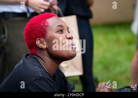 PARCHI ARLO, FAN DELLE RIUNIONI, 2024: La cantante pop Arlo Parks incontra i fan alla Rough Trade Tent. Secondo giorno del Green Man Festival 2024 al Glanusk Park, Brecon, Galles. Foto: Rob Watkins. INFORMAZIONI: Arlo Parks è una cantautrice e poetessa britannica celebrata per la sua voce soul e i testi profondamente introspettivi. La sua musica mescola indie pop, R&B e parole parlate, esplorando temi di salute mentale, identità e amore con sensibilità e profondità emotiva. Foto Stock