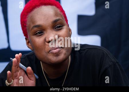 PARCHI ARLO, FAN DELLE RIUNIONI, 2024: La cantante pop Arlo Parks incontra i fan alla Rough Trade Tent. Secondo giorno del Green Man Festival 2024 al Glanusk Park, Brecon, Galles. Foto: Rob Watkins. INFORMAZIONI: Arlo Parks è una cantautrice e poetessa britannica celebrata per la sua voce soul e i testi profondamente introspettivi. La sua musica mescola indie pop, R&B e parole parlate, esplorando temi di salute mentale, identità e amore con sensibilità e profondità emotiva. Foto Stock