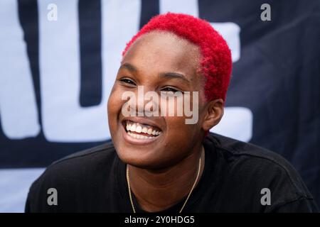 PARCHI ARLO, FAN DELLE RIUNIONI, 2024: La cantante pop Arlo Parks incontra i fan alla Rough Trade Tent. Secondo giorno del Green Man Festival 2024 al Glanusk Park, Brecon, Galles. Foto: Rob Watkins. INFORMAZIONI: Arlo Parks è una cantautrice e poetessa britannica celebrata per la sua voce soul e i testi profondamente introspettivi. La sua musica mescola indie pop, R&B e parole parlate, esplorando temi di salute mentale, identità e amore con sensibilità e profondità emotiva. Foto Stock