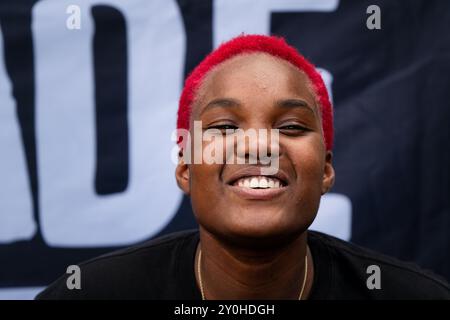 PARCHI ARLO, FAN DELLE RIUNIONI, 2024: La cantante pop Arlo Parks incontra i fan alla Rough Trade Tent. Secondo giorno del Green Man Festival 2024 al Glanusk Park, Brecon, Galles. Foto: Rob Watkins. INFORMAZIONI: Arlo Parks è una cantautrice e poetessa britannica celebrata per la sua voce soul e i testi profondamente introspettivi. La sua musica mescola indie pop, R&B e parole parlate, esplorando temi di salute mentale, identità e amore con sensibilità e profondità emotiva. Foto Stock