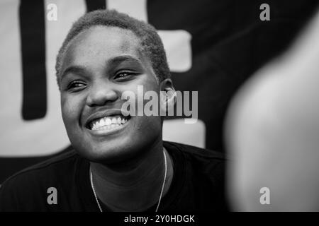 PARCHI ARLO, FAN DELLE RIUNIONI, 2024: La cantante pop Arlo Parks incontra i fan alla Rough Trade Tent. Secondo giorno del Green Man Festival 2024 al Glanusk Park, Brecon, Galles. Foto: Rob Watkins. INFORMAZIONI: Arlo Parks è una cantautrice e poetessa britannica celebrata per la sua voce soul e i testi profondamente introspettivi. La sua musica mescola indie pop, R&B e parole parlate, esplorando temi di salute mentale, identità e amore con sensibilità e profondità emotiva. Foto Stock