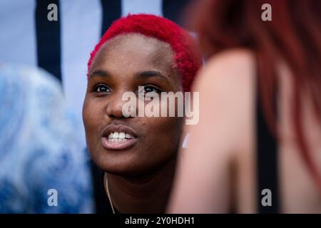 PARCHI ARLO, FAN DELLE RIUNIONI, 2024: La cantante pop Arlo Parks incontra i fan alla Rough Trade Tent. Secondo giorno del Green Man Festival 2024 al Glanusk Park, Brecon, Galles. Foto: Rob Watkins. INFORMAZIONI: Arlo Parks è una cantautrice e poetessa britannica celebrata per la sua voce soul e i testi profondamente introspettivi. La sua musica mescola indie pop, R&B e parole parlate, esplorando temi di salute mentale, identità e amore con sensibilità e profondità emotiva. Foto Stock