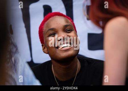 PARCHI ARLO, FAN DELLE RIUNIONI, 2024: La cantante pop Arlo Parks incontra i fan alla Rough Trade Tent. Secondo giorno del Green Man Festival 2024 al Glanusk Park, Brecon, Galles. Foto: Rob Watkins. INFORMAZIONI: Arlo Parks è una cantautrice e poetessa britannica celebrata per la sua voce soul e i testi profondamente introspettivi. La sua musica mescola indie pop, R&B e parole parlate, esplorando temi di salute mentale, identità e amore con sensibilità e profondità emotiva. Foto Stock