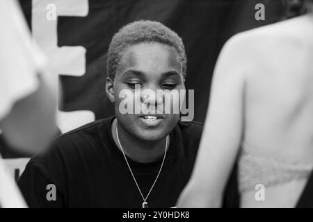 PARCHI ARLO, FAN DELLE RIUNIONI, 2024: La cantante pop Arlo Parks incontra i fan alla Rough Trade Tent. Secondo giorno del Green Man Festival 2024 al Glanusk Park, Brecon, Galles. Foto: Rob Watkins. INFORMAZIONI: Arlo Parks è una cantautrice e poetessa britannica celebrata per la sua voce soul e i testi profondamente introspettivi. La sua musica mescola indie pop, R&B e parole parlate, esplorando temi di salute mentale, identità e amore con sensibilità e profondità emotiva. Foto Stock