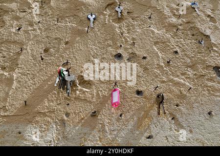 Il "muro di chiavi e oggetti persi", su cui è possibile appendere oggetti trovati o lasciare messaggi di ricerca, in Piazza della passera, Firenze, Toscana, Italia Foto Stock