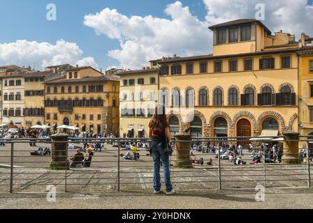 Vista sopraelevata di Piazza Pitti, piazza di fronte al complesso museale di Palazzo Pitti, con una ragazza adolescente in primo piano, Firenze, Italia Foto Stock