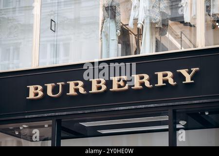 Vienna, Austria - 6 agosto 2024: Insegna Burberry boutique nel centro di Vienna Foto Stock