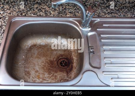 Primo piano di un lavandino sporco in cucina Foto Stock