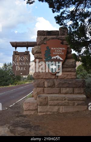 Springdale, Utah. STATI UNITI 8/13/2024. Il Virgin River del Parco Nazionale di Zion ha intagliato la maestosità lungo 15 km, il Canyon di Zion, con scogliere di colore rossastro e marrone. Abbondanza Foto Stock