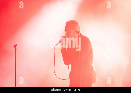 THE JESUS AND MARY CHAIN, CONCERTO, 2024: Jim Reid il cantante delle leggende della musica indie scozzese The Jesus and Mary Chain titola The far Out Stage. Secondo giorno del Green Man Festival 2024 al Glanusk Park, Brecon, Galles, il 16 agosto 2024. Foto: Rob Watkins. INFO: The Jesus and Mary Chain è un gruppo musicale alternative rock scozzese formatosi nel 1983, rinomato per il loro influente sound che fonde il noise pop con il post-punk. Il loro album di debutto, Psychocandy, è iconico, combinando chitarre pesanti con songwriting dark e melodico. Foto Stock