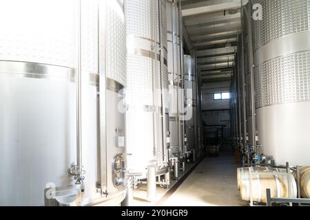 Vasche per vino moderne in metallo Foto Stock