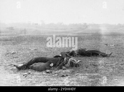 Soldati confederati morti nella battaglia di Antietam. Due soldati confederati morti sul campo durante la guerra di secessione americana Foto Stock